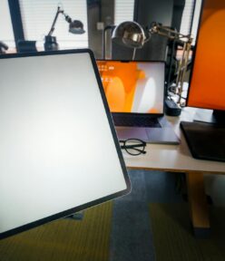 Odkryj Moc Biura W Domu: Jak Zaaranżować Przestrzeń do Pracy z Myślą o Komfortowych i Produktywnych Dniach
