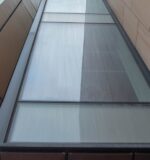 Meble‑radiatory 24 V: półki i panele ścienne, które cicho chłodzą latem i dogrzewają zimą – bezpośrednio z PV DC