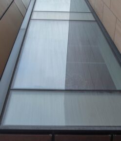 Meble‑radiatory 24 V: półki i panele ścienne, które cicho chłodzą latem i dogrzewają zimą – bezpośrednio z PV DC