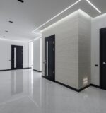 Drzwi przesuwne w małym mieszkaniu: naścienne czy kasetowe? Montaż, akustyka i koszty krok po kroku