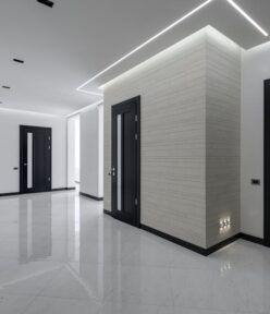 Drzwi przesuwne w małym mieszkaniu: naścienne czy kasetowe? Montaż, akustyka i koszty krok po kroku