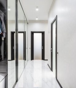 Przedpokój 1 m szerokości: szafa, siedzisko i lustro na 120-160 cm - wymiary, układy i koszty