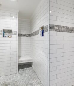 Łazienka 3 m2 w bloku: prysznic walk-in, układ, spadki i koszty krok po kroku