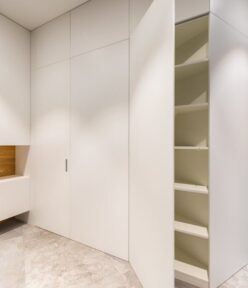 Garderoba 2-3 m2 w bloku: układ U lub L, wymiary, wentylacja i koszty krok po kroku