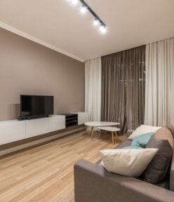 Salon 18-22 m2 z aneksem: układy kanapy, TV i stołu, oświetlenie, gniazdka i koszty krok po kroku