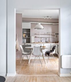 Łóżko składane w szafie w bloku: mechanizmy, wymiary, montaż i koszty krok po kroku