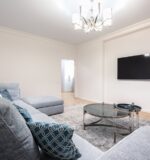 Ściana TV 3 m w mieszkaniu: zabudowa, kable, akustyka, oświetlenie i koszty krok po kroku