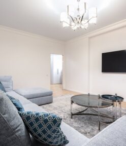 Ściana TV 3 m w mieszkaniu: zabudowa, kable, akustyka, oświetlenie i koszty krok po kroku