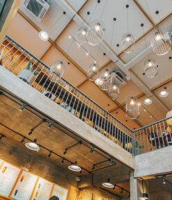 Antresola w mieszkaniu 3,6-4,2 m: konstrukcja, schody, bezpieczeństwo i koszty krok po kroku