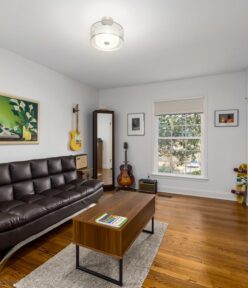 Akustyczny sufit podwieszany w bloku: wysokość, montaż, oświetlenie i koszty krok po kroku