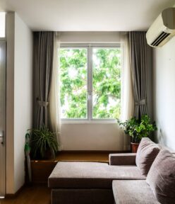 Klimatyzacja split w bloku: dobór mocy, trasa, zgody, akustyka i koszty krok po kroku