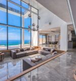 Sufit napinany w mieszkaniu: kiedy warto, montaż, oświetlenie i koszty krok po kroku