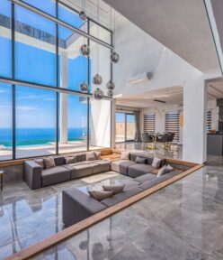 Sufit napinany w mieszkaniu: kiedy warto, montaż, oświetlenie i koszty krok po kroku